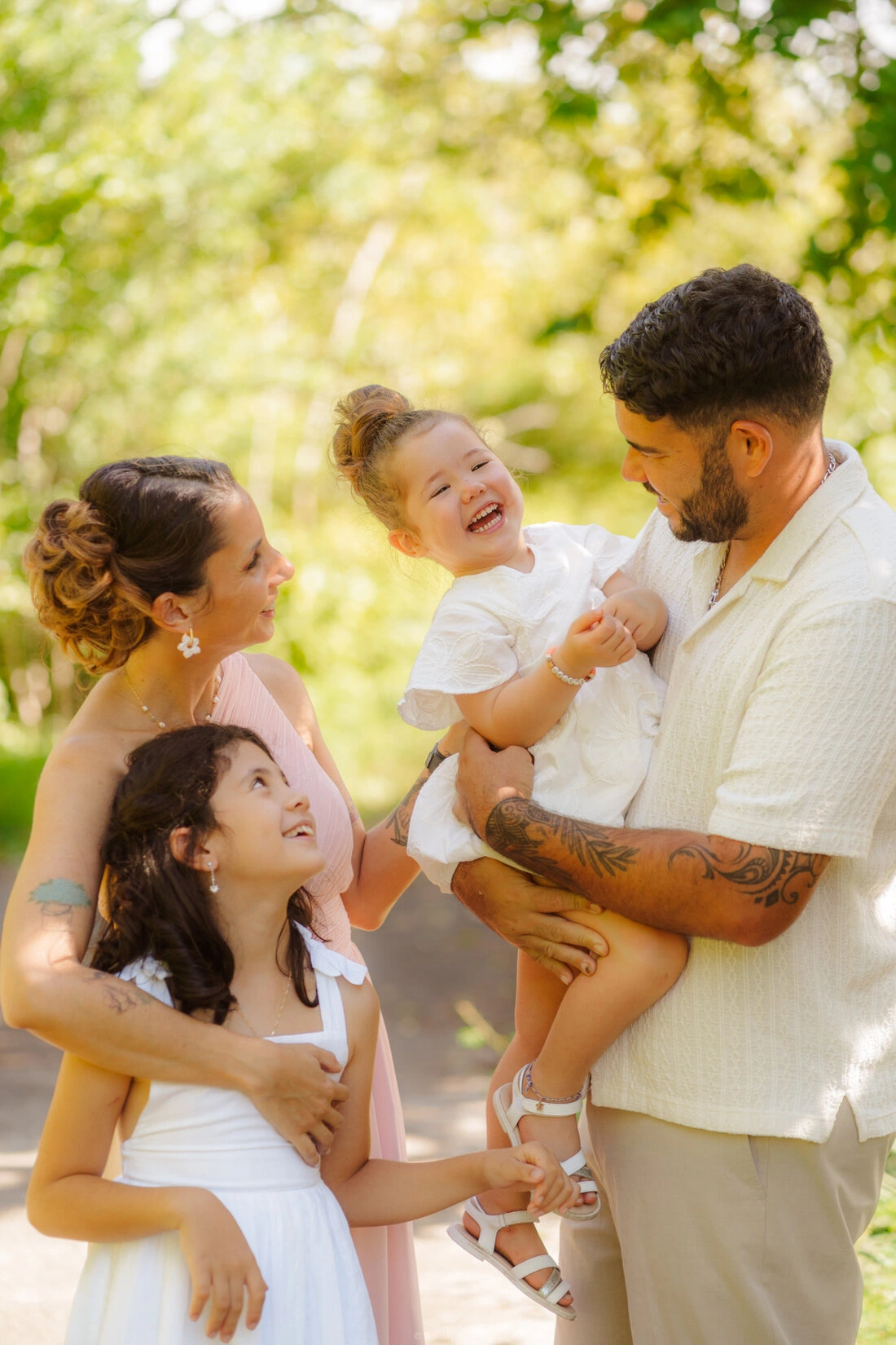 Famille riant ensemble lors d’une séance photo en extérieur à La Réunion