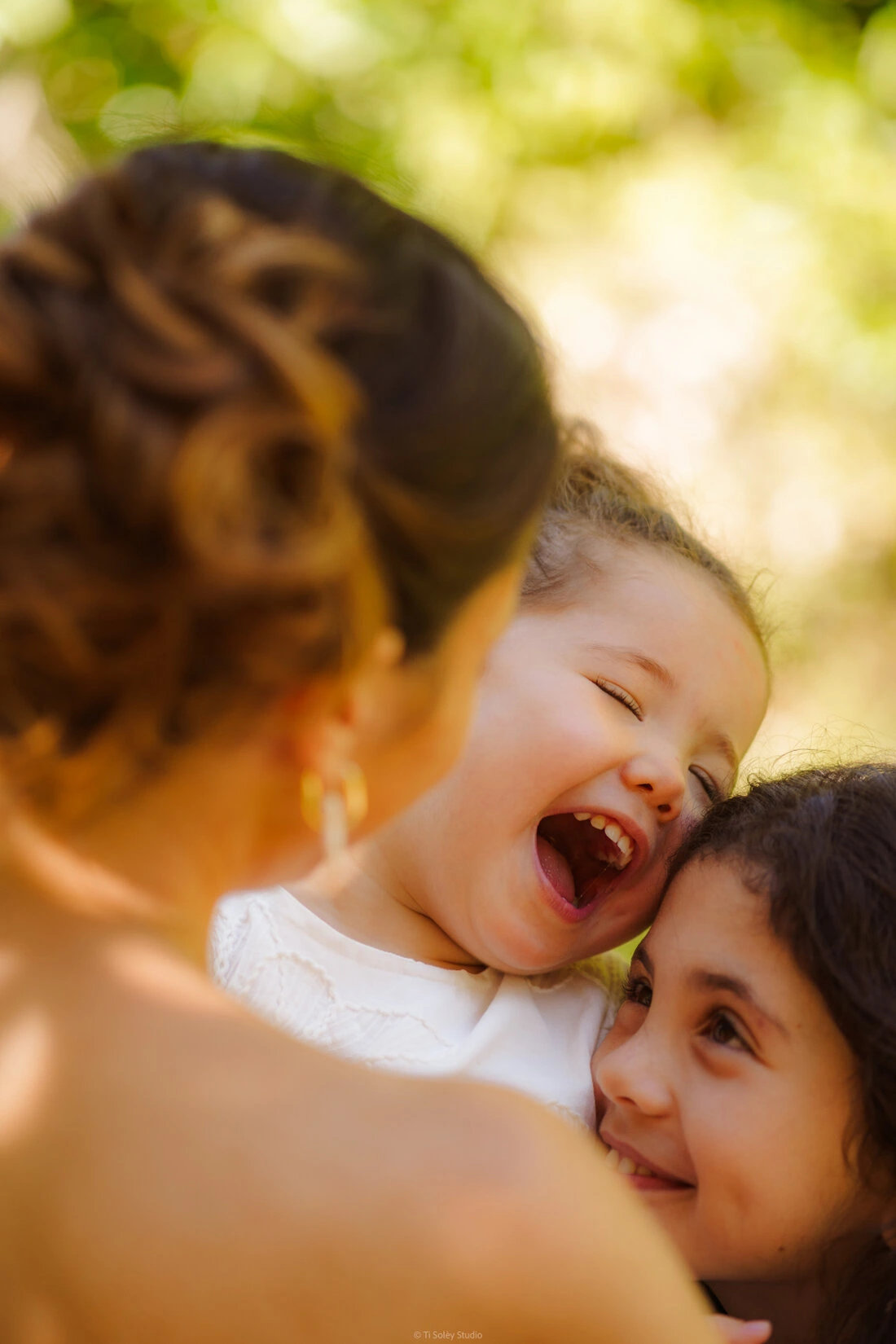 Nouveau‑né endormi dans les bras de ses parents à domicile